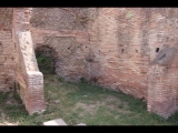 04214 ostia - regio i - caseggiato (i,viii,4) - hinter dem 3. raum von sueden - re - bli osten - 09-2023.jpg